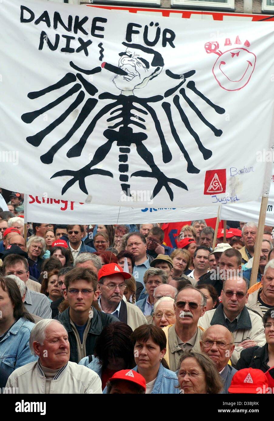 (Afp) - Des manifestants Union brandis un drapeau qui est la suivante : "anke fuer nix' (merci pour rien) avec une caricature du chancelier Schroeder sur elle lors d'une manifestation à Bochum, 24 mai 2003. Sous la devise 'Reformen Ja Nein Danke, Sozialabbau !' (réformes oui, coupes sociales non merci !) les syndicats ont mobilisé un Banque D'Images