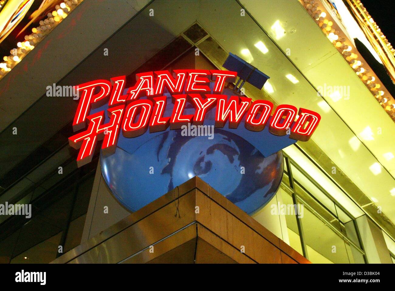 (Afp) - Photo de la Planète Hollywood Sign in New York, 15 février 2003. Le restaurant est situé en plein cœur de Times Square, à quelques pas de plus de 25 théâtres de Broadway. Banque D'Images
