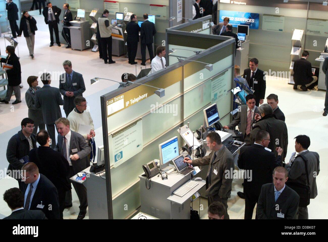 (Afp) - un stand sur le marché de la puce fabricant Cisco Systems en photo au cours de la plus grande foire informatique et des technologies de l'information Cebit à Hanovre, Allemagne, 12 mars 2003. Banque D'Images