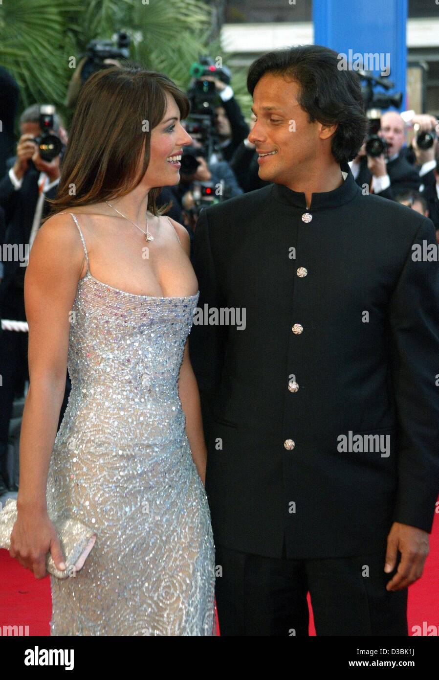 (Afp) - L'actrice britannique Elizabeth Hurley et le modèle arrive avec son nouveau petit ami Arun Nayer, le directeur général de la dynastie des textiles indiens Tijarat Impex Pvt. Ltd. à Bombay, à la cérémonie de clôture du 56e festival du film de Cannes, France, 25 mai 2003. Banque D'Images