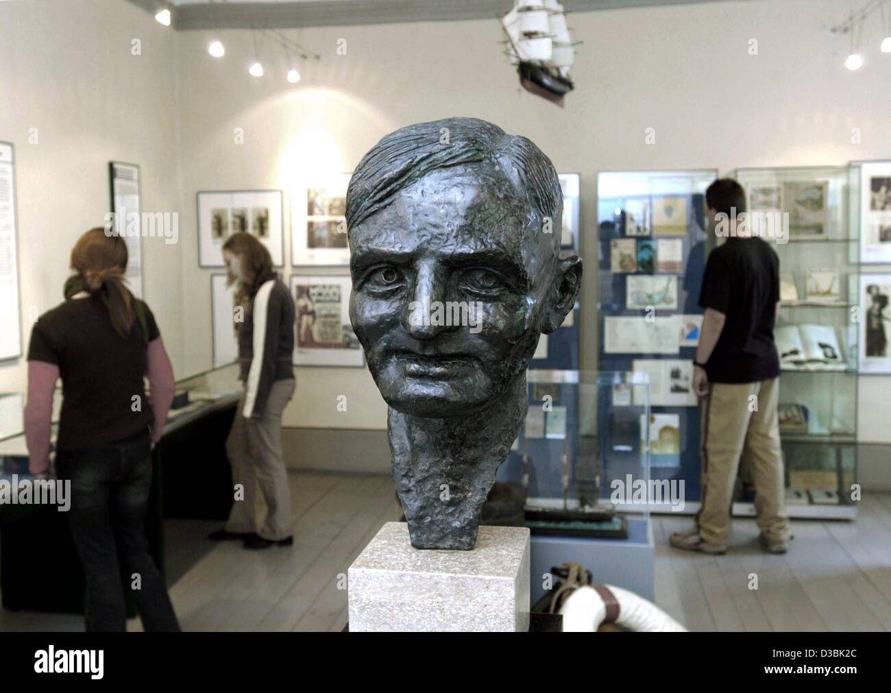 (Afp) - un buste de l'écrivain allemand Joachim Ringelnatz se trouve dans le musée à Wurzen, Allemagne, 28 mai 2003. Le buste a été créé par l'artiste allemand Wolfgang Peuker. Ringelnatz est né sous le nom de Hans Boetticher civile le 7 août 1883 à Wurzen, Allemagne, et est décédé le 17 novembre 1934 à Berlin. Banque D'Images