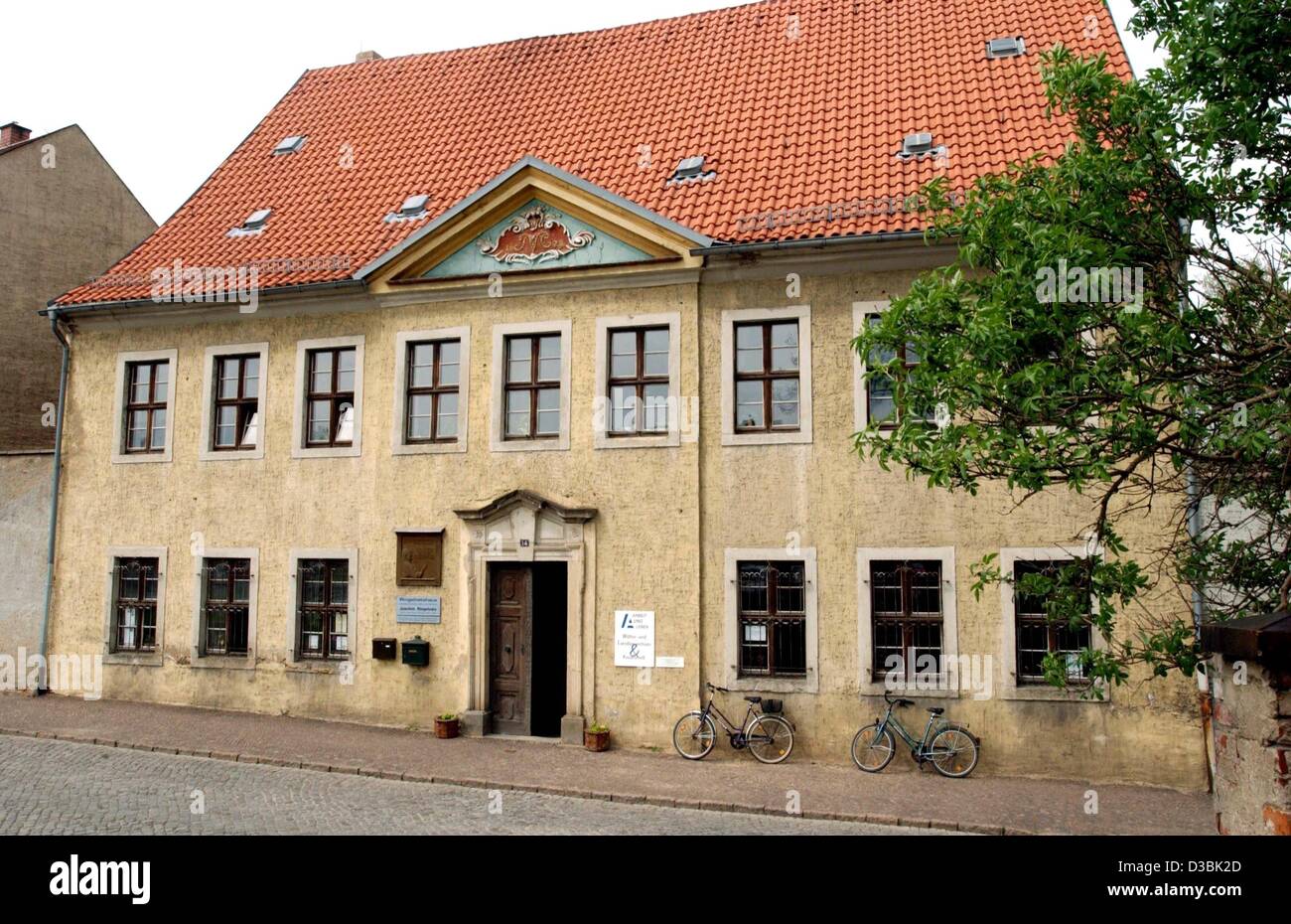 (Afp) - Une vue de la chambre Ringelnatz, berceau de l'écrivain allemand Joachim Ringelnatz, à Wurzen, Allemagne, 28 avril 2003. Ringelnatz est né sous le nom de Hans Boetticher civile le 7 août 1883 à Wurzen, Allemagne, et est décédé le 17 novembre 1934 à Berlin. Il est devenu célèbre avec la lyric Banque D'Images