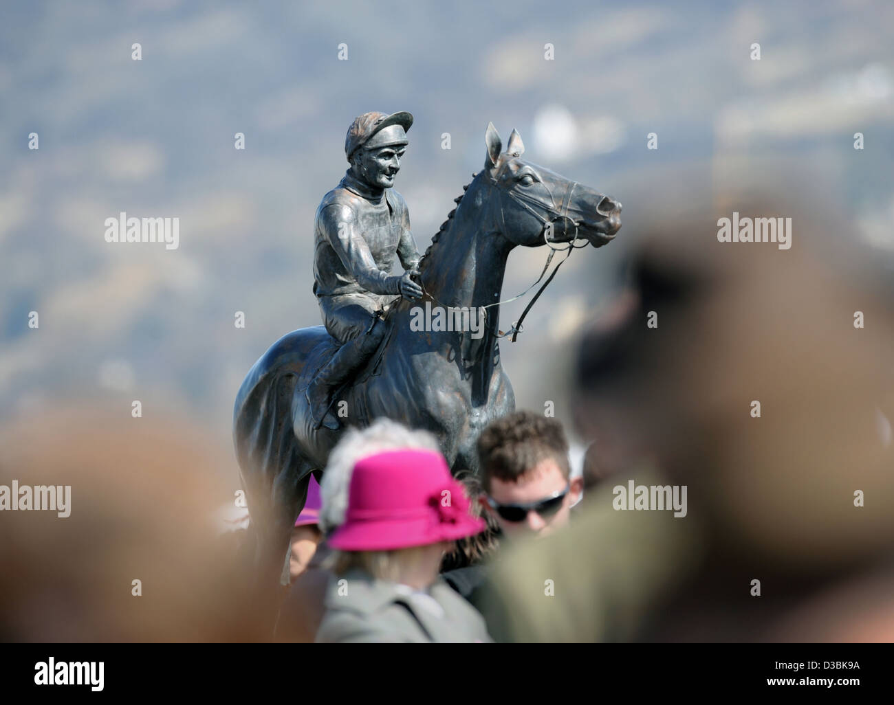 Les gens regardent la course au cours de la Cheltenham Festival, une course de chevaux annuelle incontournable dans le sud-ouest de l'Angleterre Banque D'Images