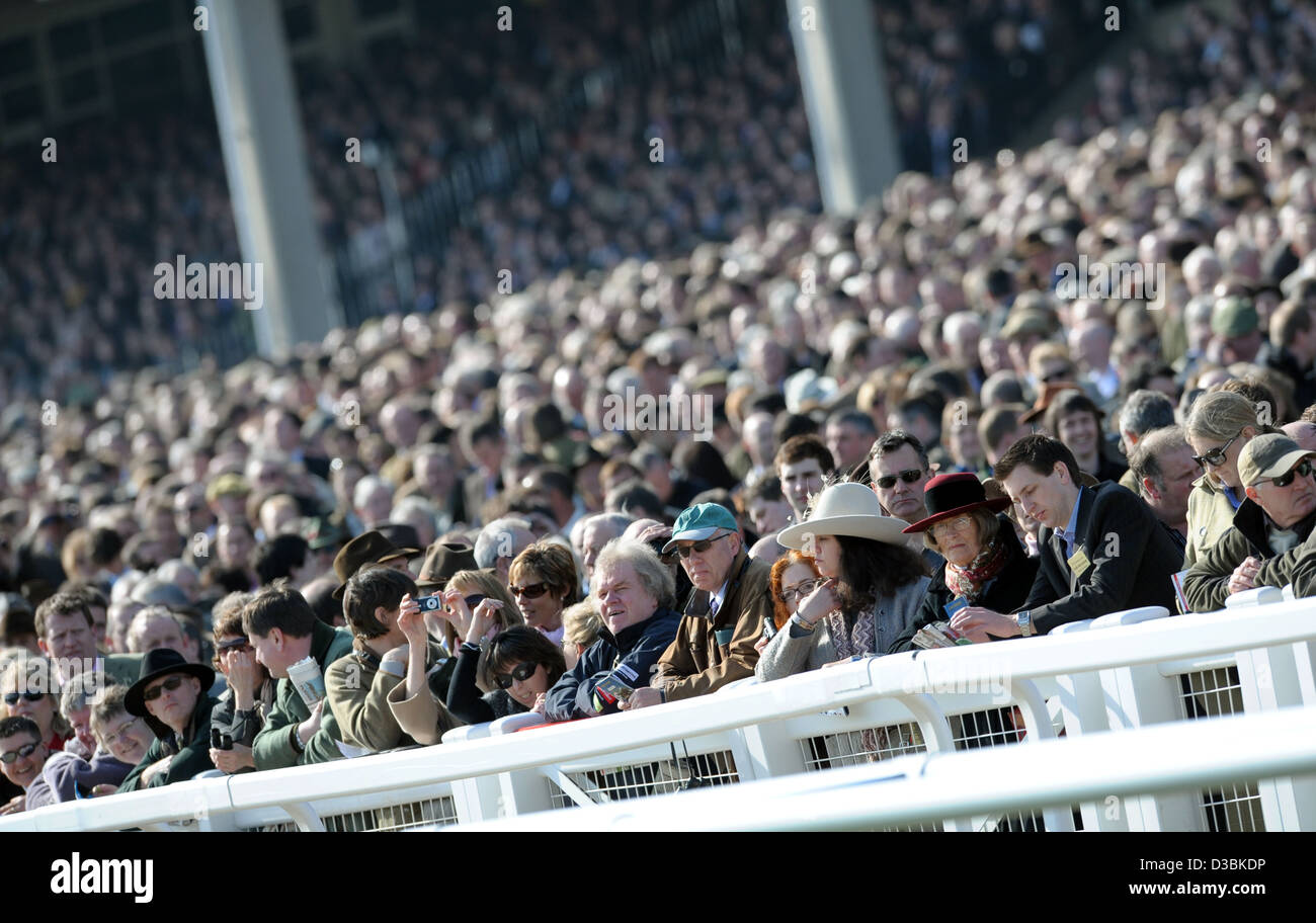 Les gens regardent la course au cours de la Cheltenham Festival, une course de chevaux annuelle incontournable dans le sud-ouest de l'Angleterre Banque D'Images