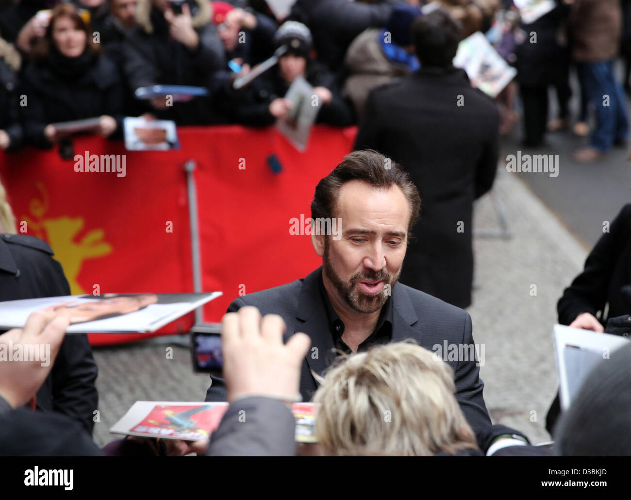 L'acteur américain Nicolas Cage arrive pour le photocall de "Les Croods" durant le 63e Festival du Film de Berlin, à Berlin, Allemagne, 15 février 2013. Le film est présenté en compétition hors compétition à la Berlinale. Photo : Kay Nietfeld/dpa Banque D'Images