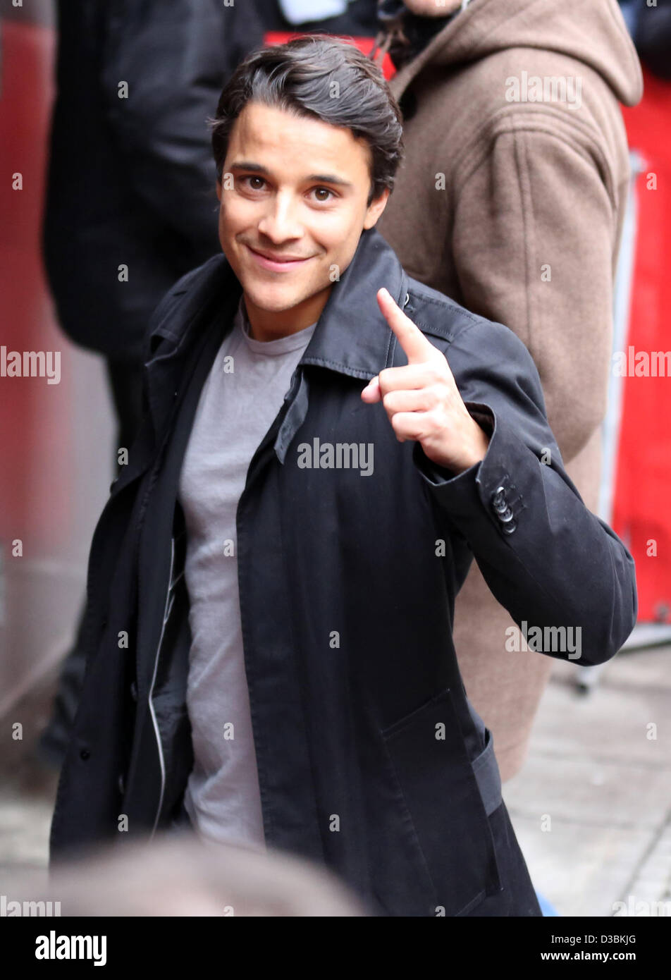 L'acteur allemand Kostja Ullmann arrive pour le photocall de "Les Croods" durant le 63e Festival du Film de Berlin, à Berlin, Allemagne, 15 février 2013. Le film est présenté en compétition hors compétition à la Berlinale. Photo : Kay Nietfeld/dpa Banque D'Images