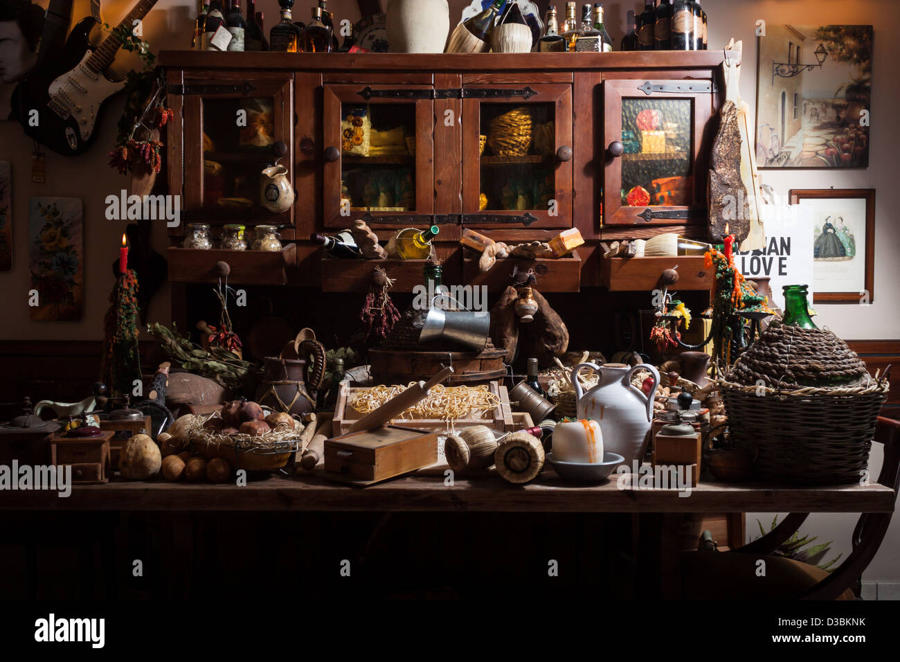 Grande collection d'une variété d'articles et d'aliments appartenant à la tradition culinaire italienne Banque D'Images