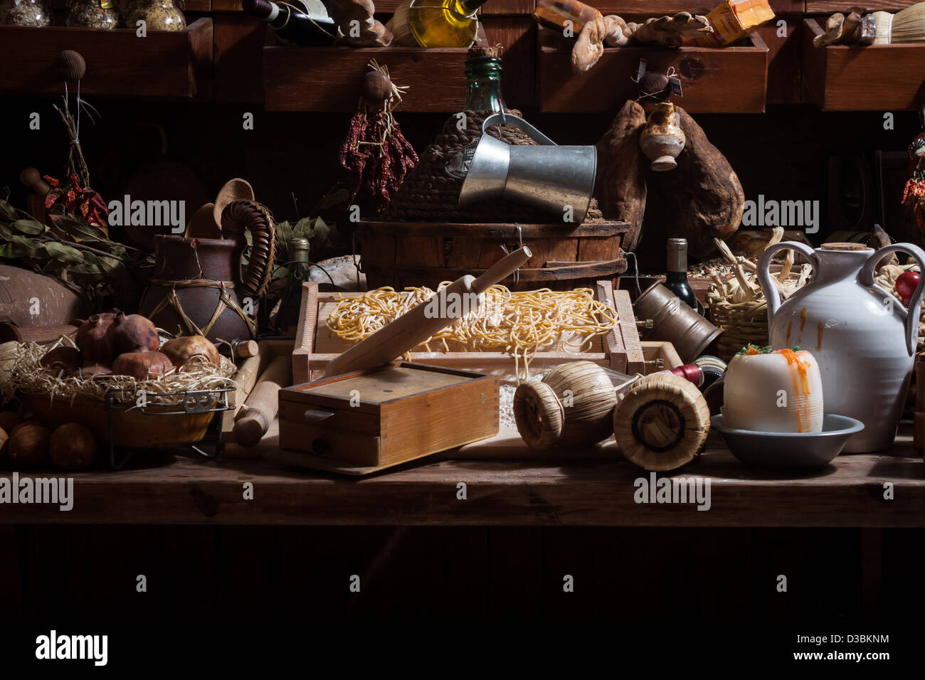 Collection d'une variété d'articles et d'aliments appartenant à la tradition culinaire italienne Banque D'Images