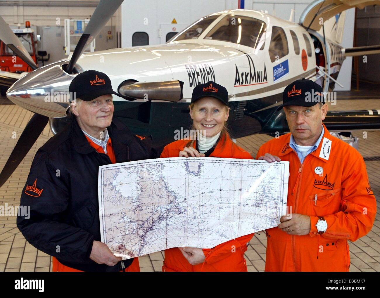 (Afp) - L'expert pour les vols transatlantiques, ferry pilot Magret Valse, pose avec Volker Schmidt (R) et Mueller-Deiters Norwig, les organisateurs de l'vol transatlantique, en face de l'un aéronef monomoteur type 'Socata TBM 700C' à l'aéroport de Brême, Allemagne, 10 avril 2003. Il y a 75 ans, Banque D'Images