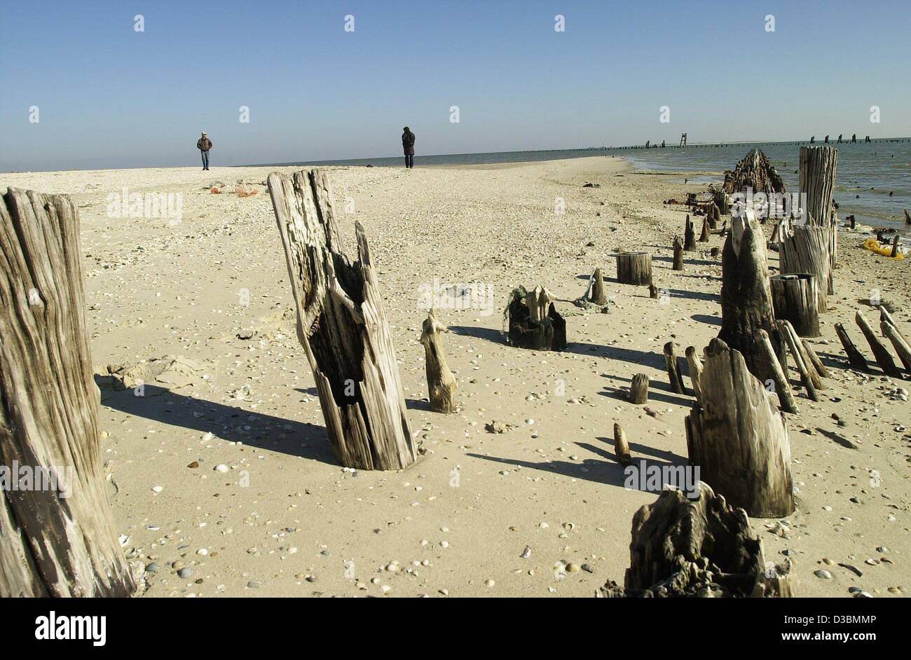 (Afp) - Les gens se promener sur la plage de l'île de Wangerooge dans la mer du Nord, Allemagne, 22 mars 2003. Banque D'Images