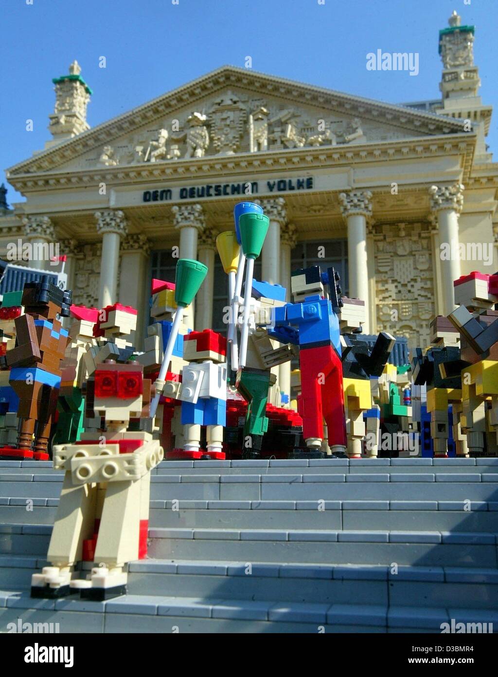 (Afp) - Les chiffres Lego se tenir en face d'un modèle de l'Reichstagbuilding faite de briques Lego Legoland en Allemagne, près de Guenzburg, 8 avril 2003. L'immeuble est de 3 m de haut et pèse environ 300 kg. Il se compose de 300 000 briques Lego et il a fallu six mois pour construire. Le groupe de jouets danois Lego investi roug Banque D'Images