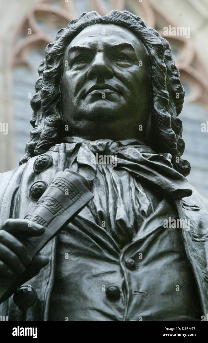 (Afp) - Une statue de bronze de compositeur allemand Johann Sebastian Bach (1685-1790) se tient juste en face de l'église Saint-Thomas de Leipzig, 22 mai 2003. La statue a été créé en 1908 par Carl Seffner. Cette année, le Festival de Bach est d'ouvrir le 23 mai 2003 avec un concert festif dans l'église Saint Thomas, et wil Banque D'Images