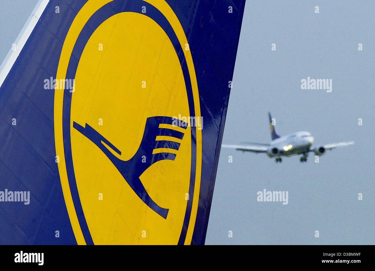 (Afp) - un Boeing de la Lufthansa vole passé un autre plan vertical de la queue qui montre le logo de la compagnie à l'aéroport de Francfort, Allemagne, 4 novembre 2002. Après l'année difficile 2001, Lufthansa était de retour dans le noir en 2002. Selon les propres statistiques, Lufthansa a réalisé un bénéfice de 717 millions d'euros en 2 Banque D'Images