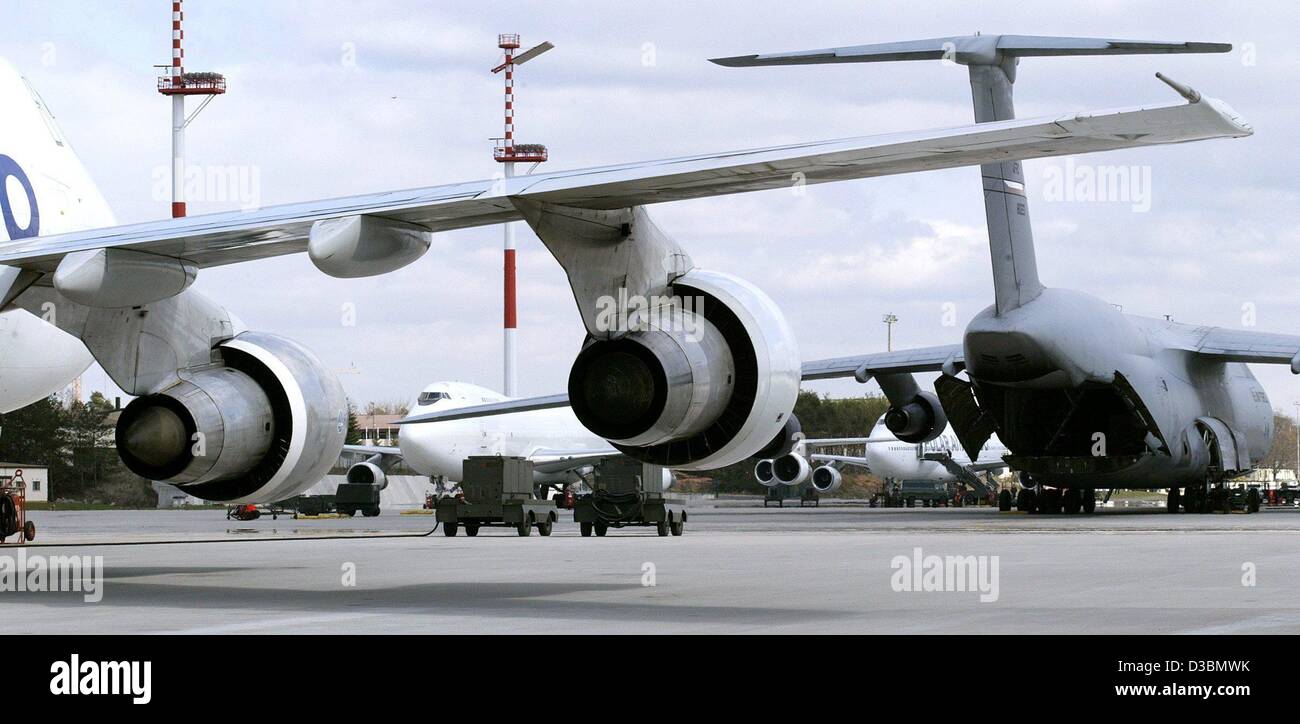 (Afp) - Une vue de l'aire de manœuvre à la base aérienne US je n Ramstein, Allemagne, 7 avril 2003. Vers l'arrière sur la gauche se trouve un Boing 747 et à droite un transporteur du type 'Galaxy' de l'US Air Force avec une trappe ouverte. La base aérienne est le plus grand aéroport militaire des forces américaines en Europe Banque D'Images
