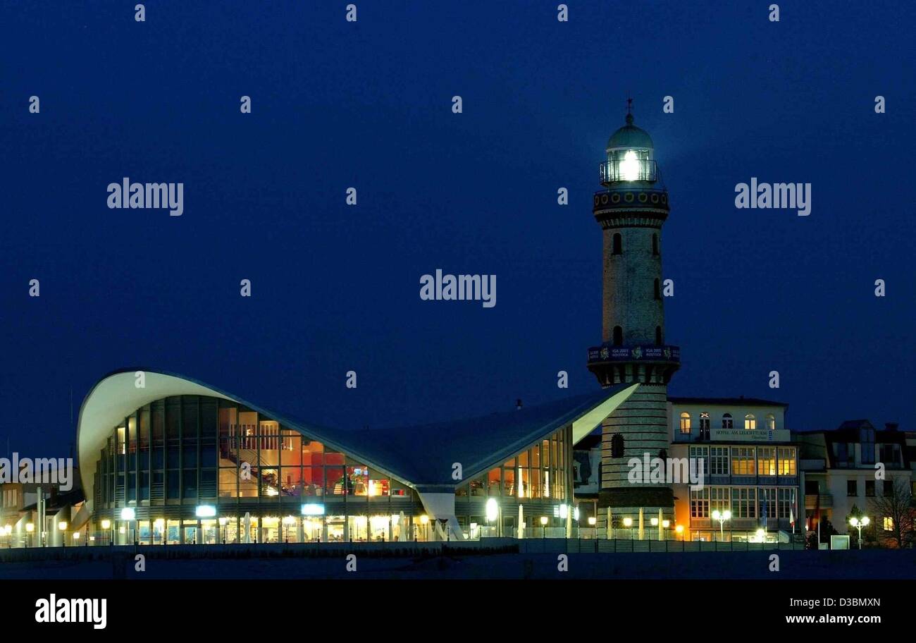 (Afp) - une vue sur le monument 'Tea Pot' restaurant et le phare sur la mer Baltique plage de Warnemünde, Allemagne, 24 avril 2003. L'ancien village de pêcheurs est aujourd'hui une station balnéaire favorite et est l'hôte de cette année, l'AVS international show IGA. Banque D'Images