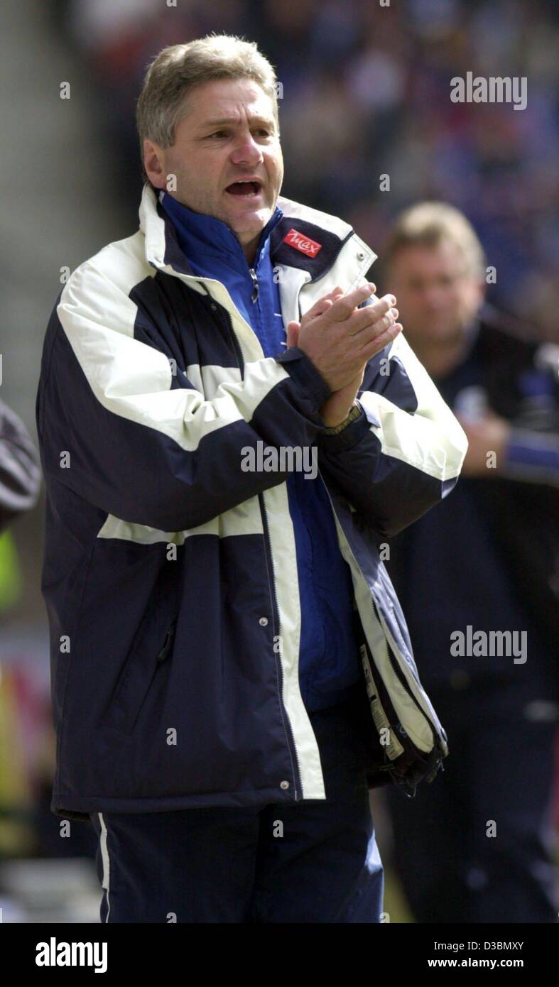 (Afp) - L'entraîneur de football de Hambourg Kurt Jara tape ses mains allègrement à son équipe de soccer pendant la partie de football Bundesliga Hambourg SV contre Arminia Bielefeld dans l'AOL Arena de Hambourg, Allemagne, 5 avril 2003. Hambourg a gagné 1-0 et a amélioré sa position de départ pour la finale de la Coupe UEFA. Hambourg curre Banque D'Images