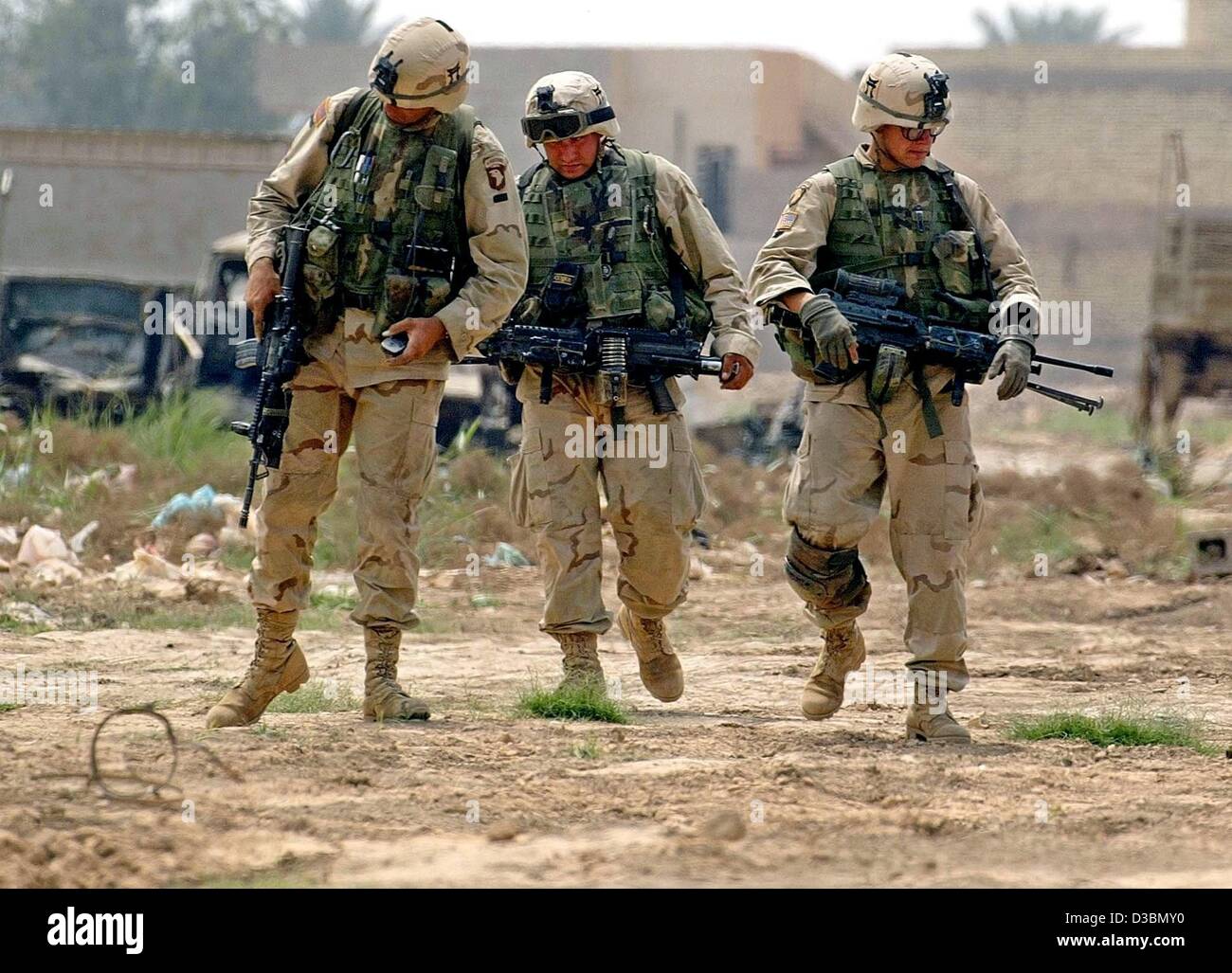 (Afp) - Des soldats américains pour une recherche de munitions non explosées dans une banlieue de Bagdad, Iraq's capital, 24 avril 2003. Banque D'Images