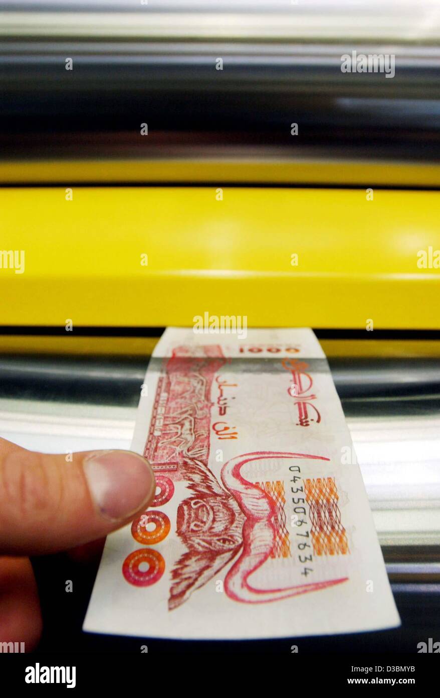 (Afp) - Un algérien Dinar 1000 note sort d'une presse à imprimer du constructeur allemand de presses d'Goebel à Darmstadt, 20 mai 2003. La machine sera à l'avenir imprimer le dinar notes dans l'Algérie. Banque D'Images