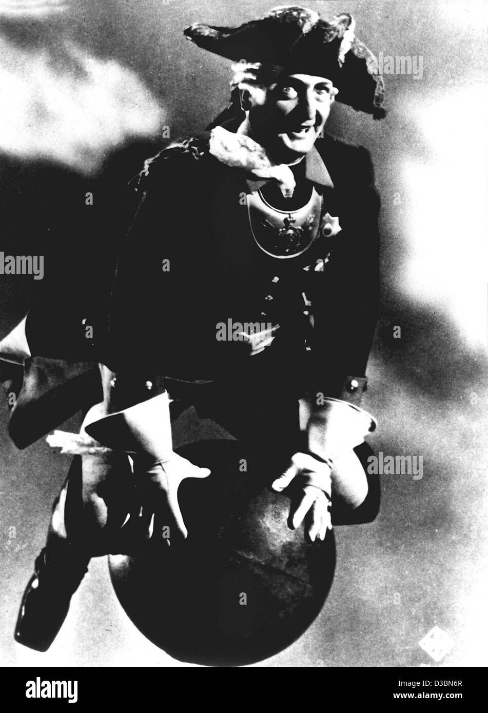 (Afp) - L'ancien acteur allemand Hans Albers monte un boulet dans le rôle de premier plan en tant que baron Munchhausen dans le film "unchhausen', Allemagne, 1943. Le scénario du film a été écrit par l'auteur et dramaturge allemand Erich Kaestner. Banque D'Images