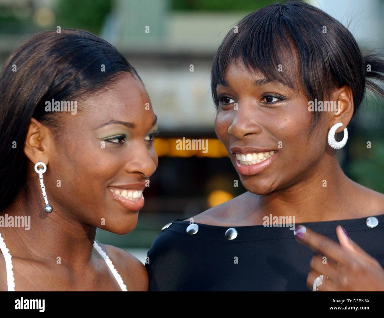 (Afp) - Les Etats-unis les joueurs de tennis et les soeurs Serena (L) et Venus Williams arrivent à la cérémonie de remise des prix pour les Laureus Sports Award au Grimaldi Forum à Monte Carlo, 20 mai 2003. Serena Williams a remporté un prix dans la catégorie sportive de l'année. Banque D'Images