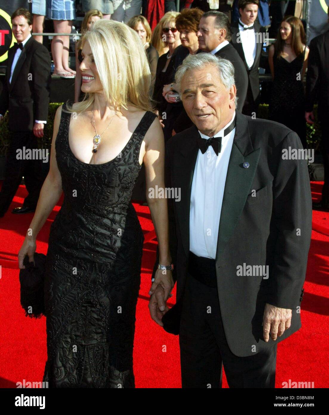 (Afp) - L'acteur américain Peter Falk (Columbo') et son épouse Shera arrivent pour la Screen Actors Guild (SAG) Awards à Los Angeles, Californie, 9 mars 2003. Banque D'Images