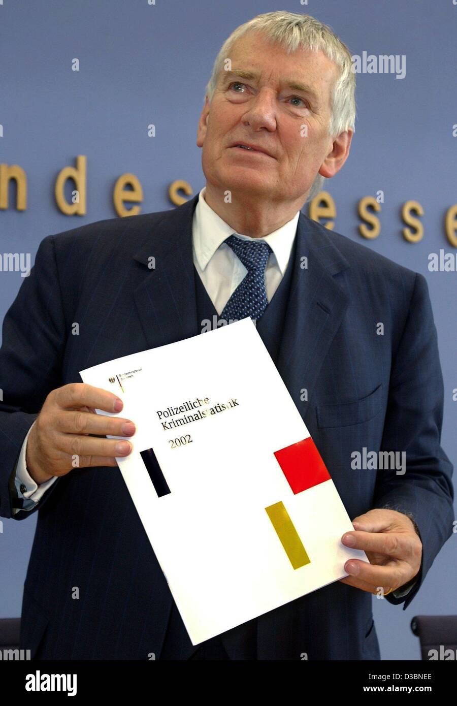 (Afp) - Le ministre allemand de l'Intérieur, Otto Schily (SPD) montre une copie de la statistique sur la criminalité enregistrée par la police, Berlin, 21 mai 2003. Le nombre de crimes enregistrés a augmenté de 2,3 pour cent à 6,5 millions de dollars en 2002. De 1995 à 2000, le nombre avait été coulé, mais 2001 et 2002 ont montré des Banque D'Images