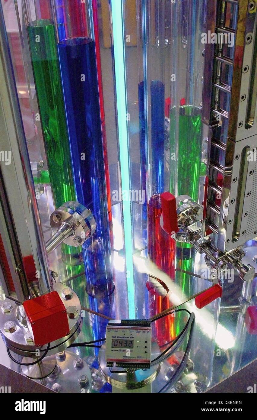 (Afp) - Les tubes sont remplis de liquides colorés pour illustrer la technologie de contrôle de la société Kuebler, au stand du marché au Salon Achema à Francfort, 19 mai 2003. Jusqu'au 24 mai, 3 822 exposants de 48 pays présentent leurs produits. Banque D'Images