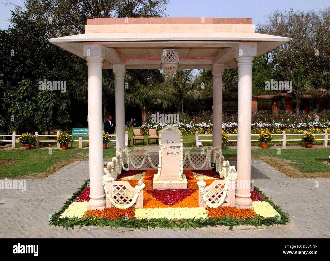 (Afp) - un mémorial de Mahatma Gandhi, marque l'endroit où il a été abattu, dans le jardin de la Birla House, à New Delhi, Inde, le 4 mars 2003. Gandhi a été abattu par un fanatique hindou le 30 janvier 1948. Banque D'Images