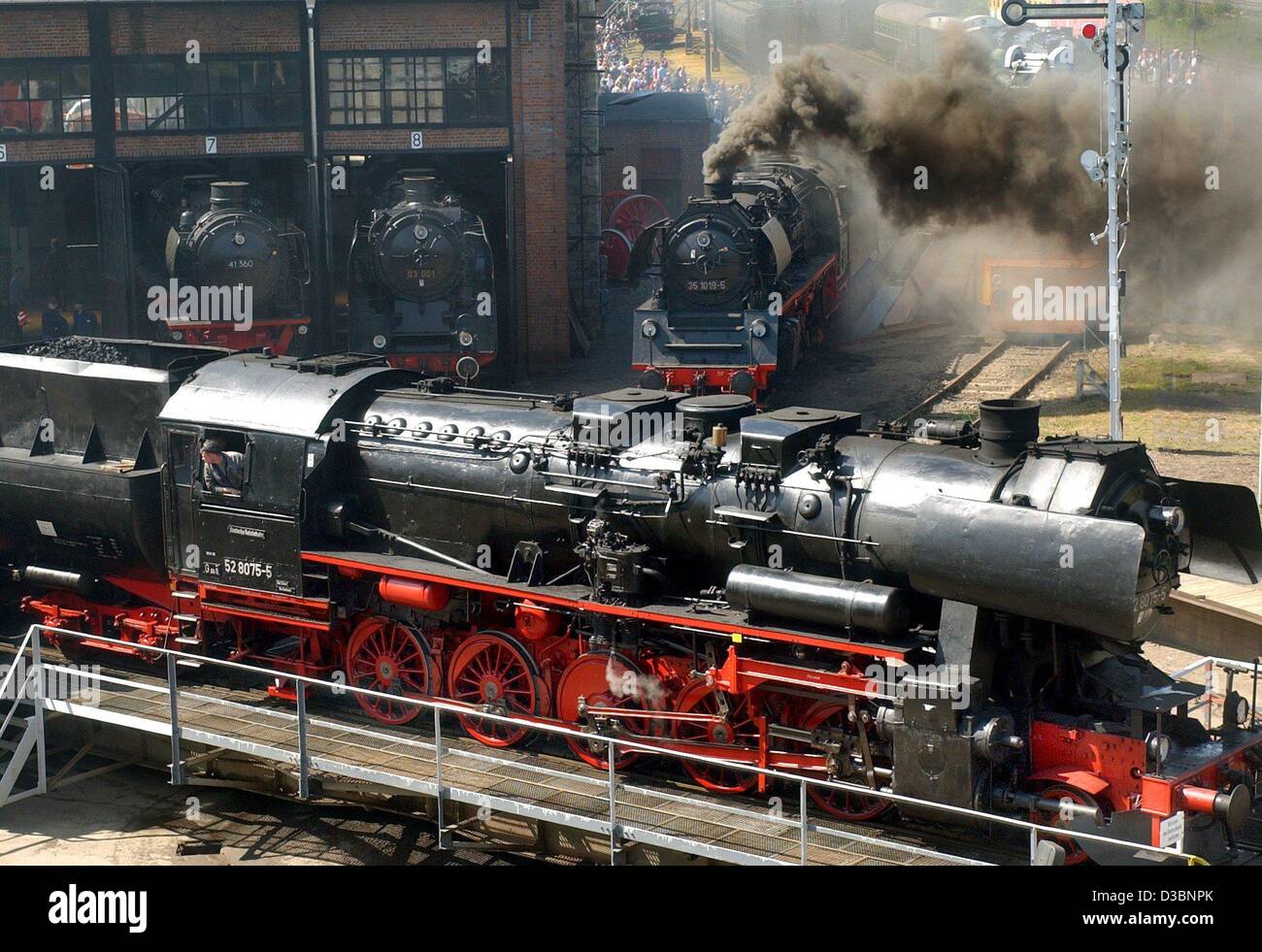 (Afp) - les moteurs à vapeur historique sont roulé pour une locomotive à vapeur festival à Dresde, Allemagne, 17 mai 2003. Banque D'Images