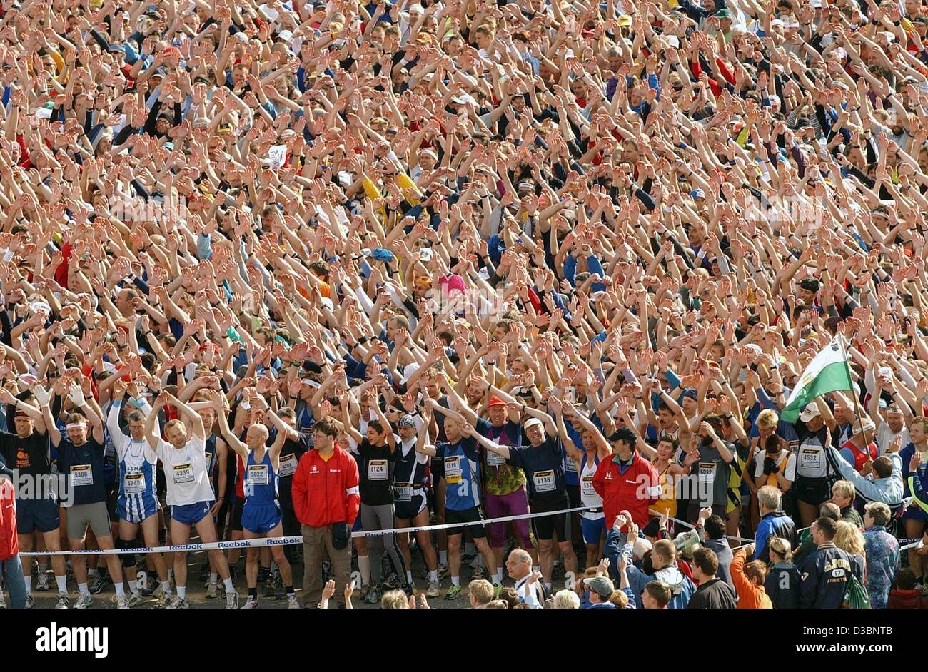 (Afp) - Le pack de coureurs toujours balancer au rythme de la Valse de la neige en avant de la 31e cours GutsMuths à Neuhaus, Allemagne, 17 mai 2003. Plus de 3 000 coureurs ont pris part à la course de 43,1 km de long. Le nom de la race vient de l'enseignant Johann Christoph Friedrich GutsMuths, qui plus Banque D'Images