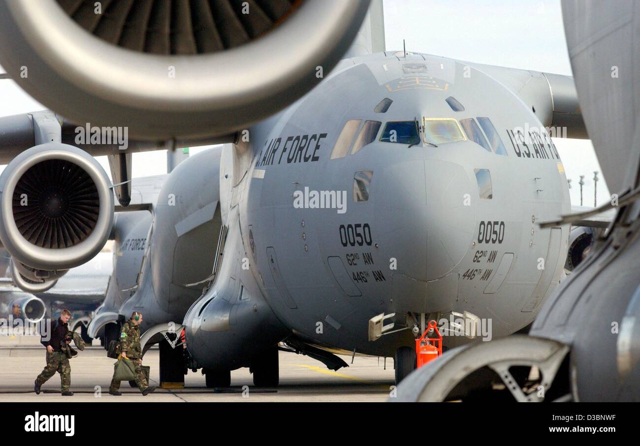 (Afp) - Un avion cargo de type C-117 'Globemaster' de l'US air force est en attente avec moteur en marche pour les feux verts à décoller de la base aérienne américaine à Francfort, 14 mars 2003. La base aérienne est l'un des plus importants carrefours de l'air des forces américaines. Plusieurs centaines de soldats américains font une escale à Fr Banque D'Images