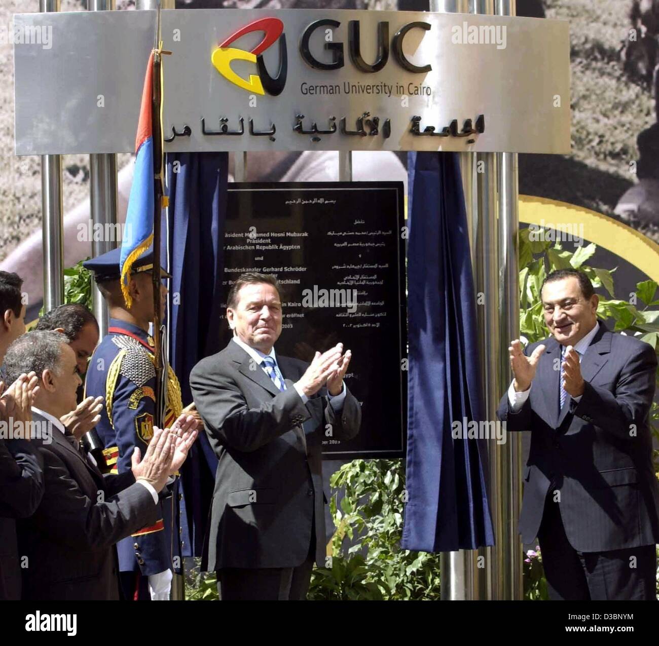 (Afp) - Le Chancelier allemand Gerhard Schroeder (L) et le président égyptien Hosni Moubarak applaudissements au cours de la cérémonie d'inauguration à l'Université de 'Allemagne' (GUC) dans la banlieue d'Katemaya Heights dans le Nouveau Caire, Egypte, 5 octobre 2003. Les GUC coopère avec les universités de l'Ulm et S Banque D'Images