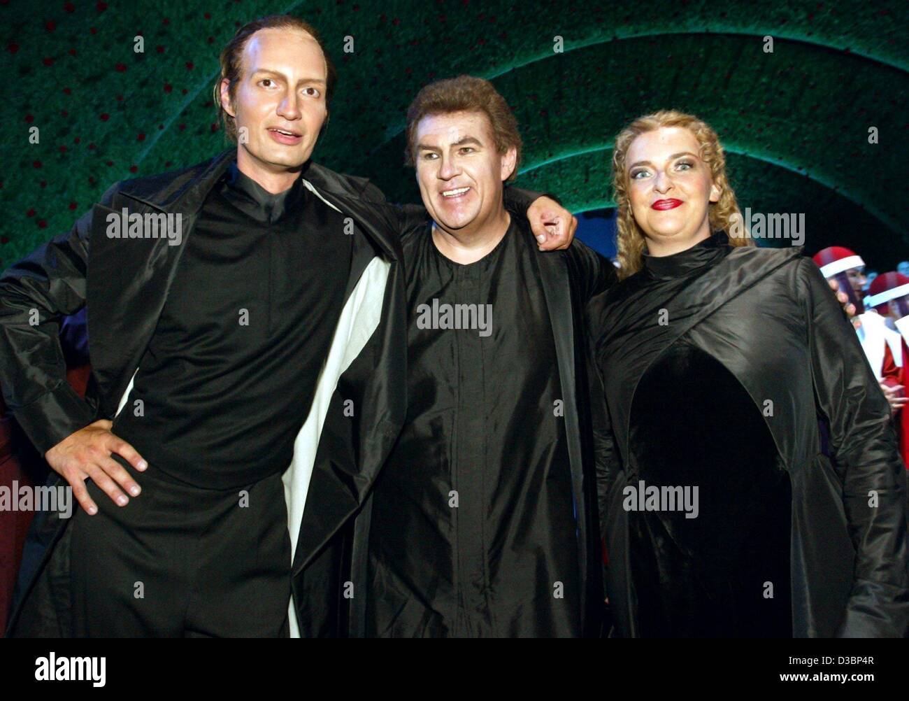 (Afp) - Les acteurs Roman Trekel (L, qui joue de Wolfram von Eschenbach), Glenn Winslade (alias Tannhaeuser, C) et Ricarda Merbeth (alias Elisabeth) posent dans les bras après leur première réussie de "Tannhaeuser" au Festival de Bayreuth à Bayreuth, Allemagne, 26 juillet 2003. Le 92e Festival de Bayreuth (Ric Banque D'Images