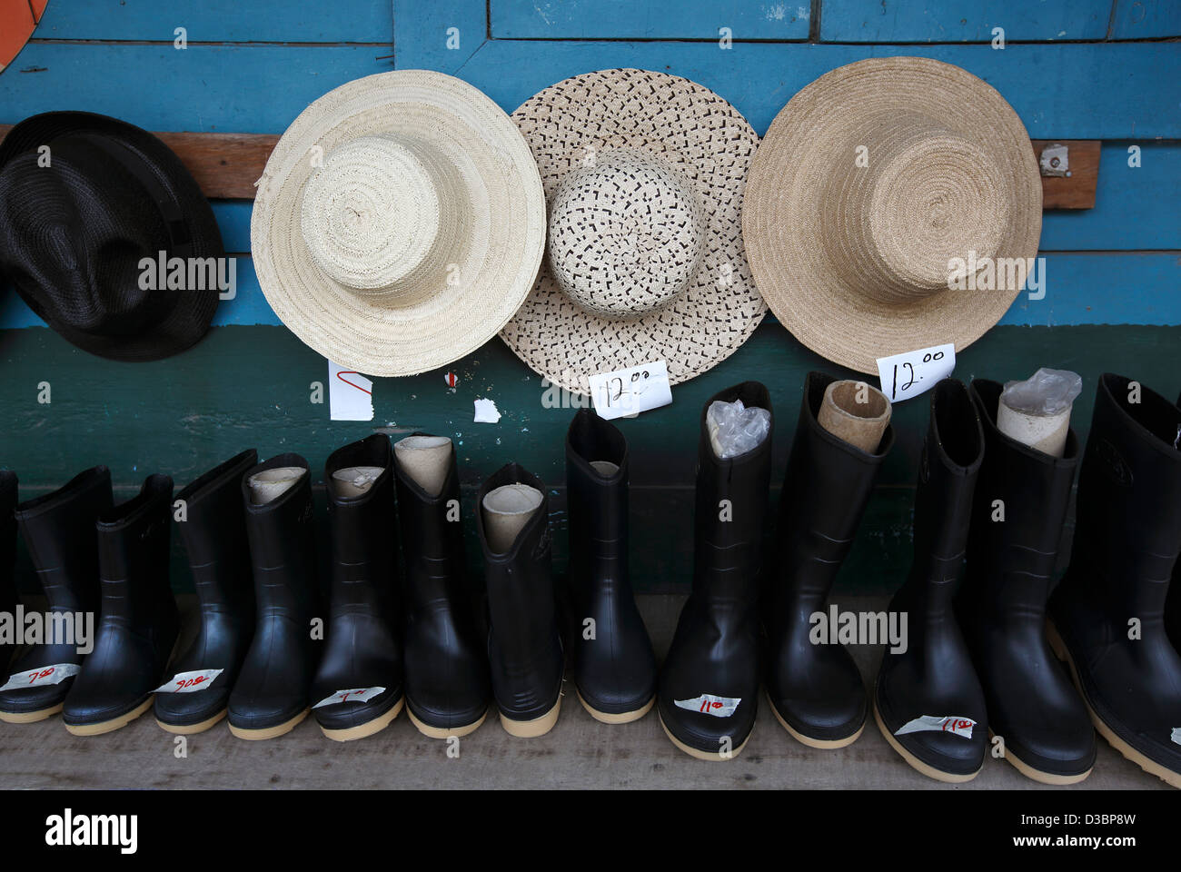 Chapeaux et bottes pour la vente, la petite boutique dans la ville de Rio Sereno, Panama Banque D'Images
