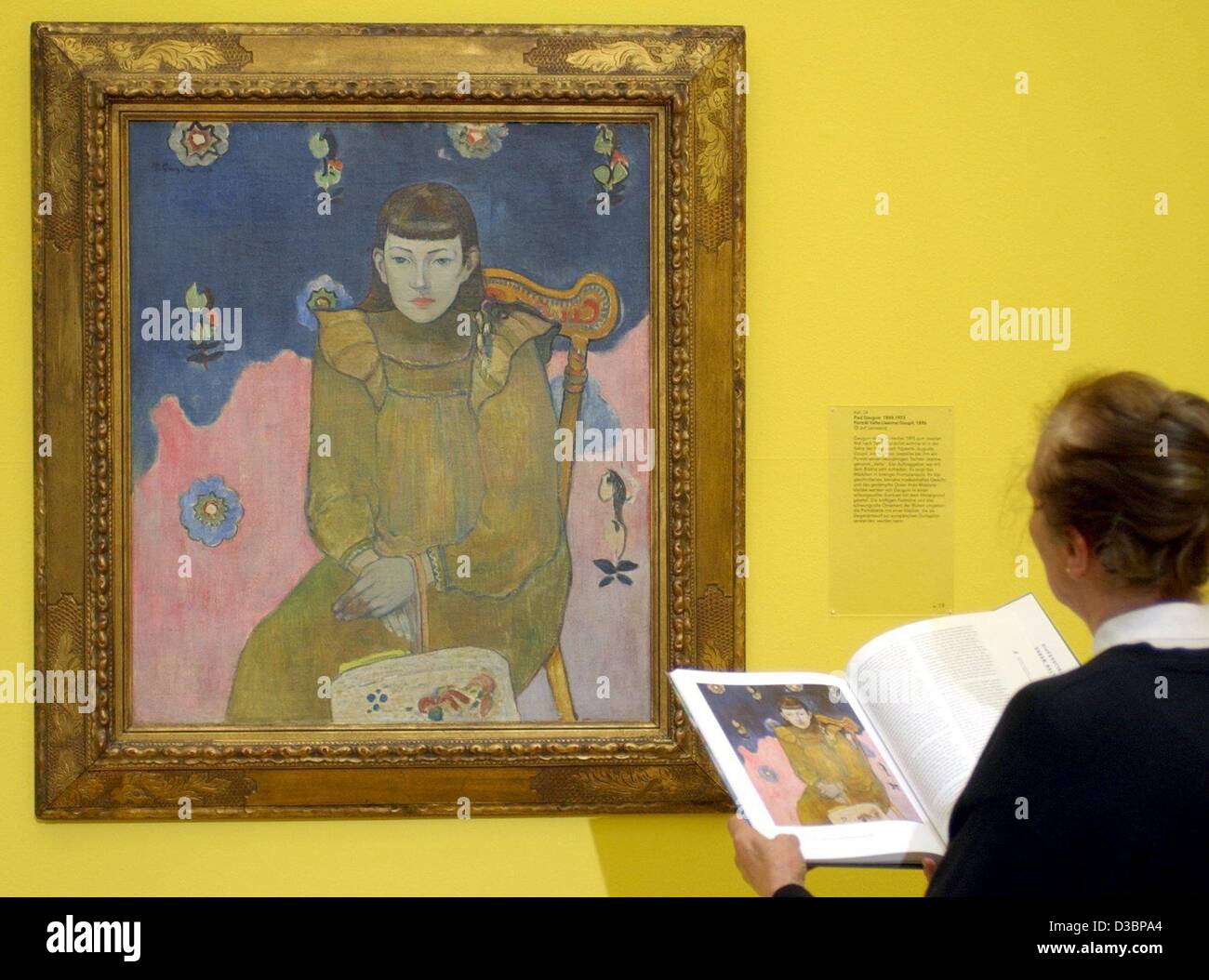 (Afp) - Un visiteur regarde la peinture 'Portrait Vaite Goupil' (1896) de Paul Gaugin au cours d'un essai à l'exposition "Renoir, Gauguin, Degas' à la galerie d'État à Stuttgart, Allemagne, le 9 octobre 2003. L'exposition est présentée du 10 octobre 2003 au 8 février 2004. Banque D'Images