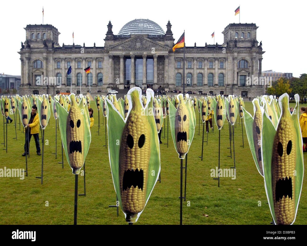 (Afp) - des militants de Greenpeace ont mis en place 200 épis de maïs avec Scary Halloween visages devant le bâtiment du Reichstag à Berlin, le 10 octobre 2003. Greenpeace proteste contre la diffusion incontrôlée de plantes génétiquement modifiées. Le danger de propagation de plantes modifiées de l'ADN est renforcée par un projet de Banque D'Images