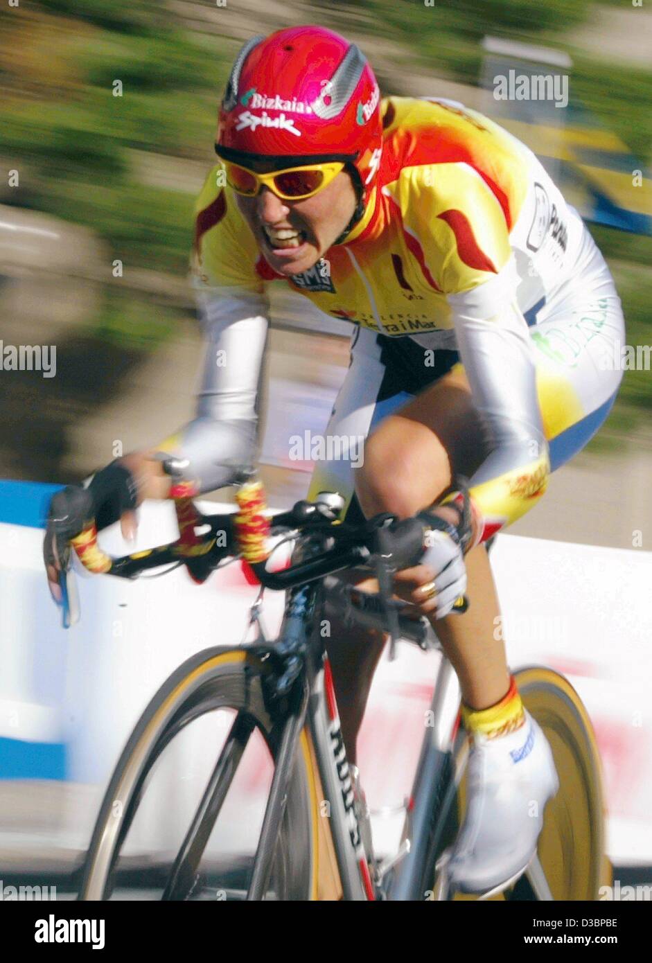 (Afp) - L'Espagne Joana Somarriba Arrola sur son chemin pour gagner la médaille d'or au cours de l'épreuve individuelle femmes race sur 20,5 km pendant la Championnat du monde de cyclisme à Hamilton, Canada, 8 octobre 2003. Banque D'Images