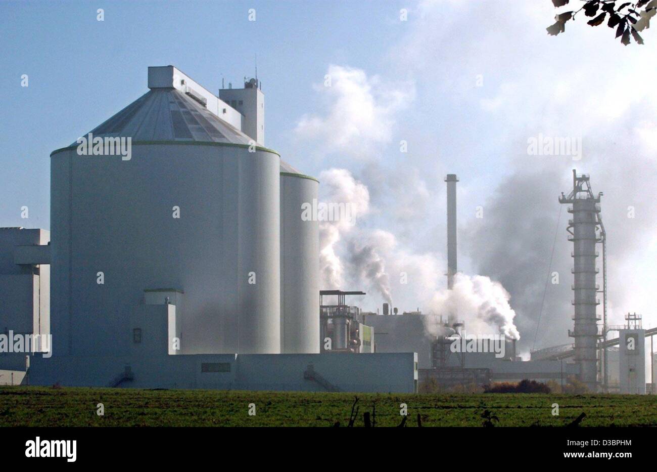 (Afp) - Les cheminées sont fumeurs à la sucrerie de sucre dans la région de Nordzucker producteur Klein à Wanzleben, en Allemagne, le 30 septembre 2003. Le groupe Nordzucker est le deuxième plus grand producteur de sucre de l'Europe. Environ un million de tonnes de sucre sont produits à chaque usine de Nordzucker chaque année. Banque D'Images
