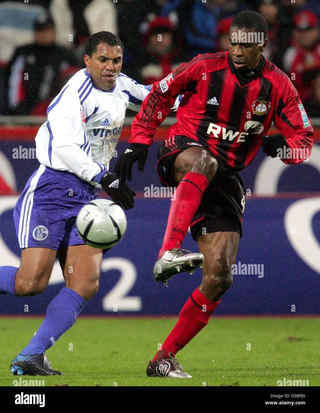 (Afp) - L'Leverkusen Juan (R) se bat pour la balle avec l'Ailton Schalke pendant le match de football Bundesliga Bayer 04 Leverkusen adverse et le FC Schalke 04, à Leverkusen, Allemagne, 20 novembre 2004. Schalke a gagné le match 3-0 et se classe dans le numéro trois dans la première ligue allemande. Banque D'Images