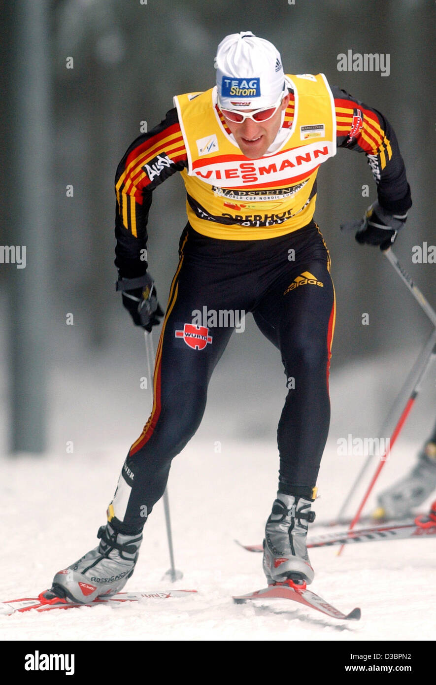 (Afp) - L'Allemand Ronny Ackermann sprints durant la Coupe du monde de combiné nordique à Oberhof, Allemagne, le 30 décembre 2004. Bien qu'Ackermann est arrivé en deuxième position, il est toujours en tête de la Coupe du monde. Le finlandais Hannu Manninen est arrivé premier et autrichien Felix Gottwald est arrivé en troisième place. Banque D'Images