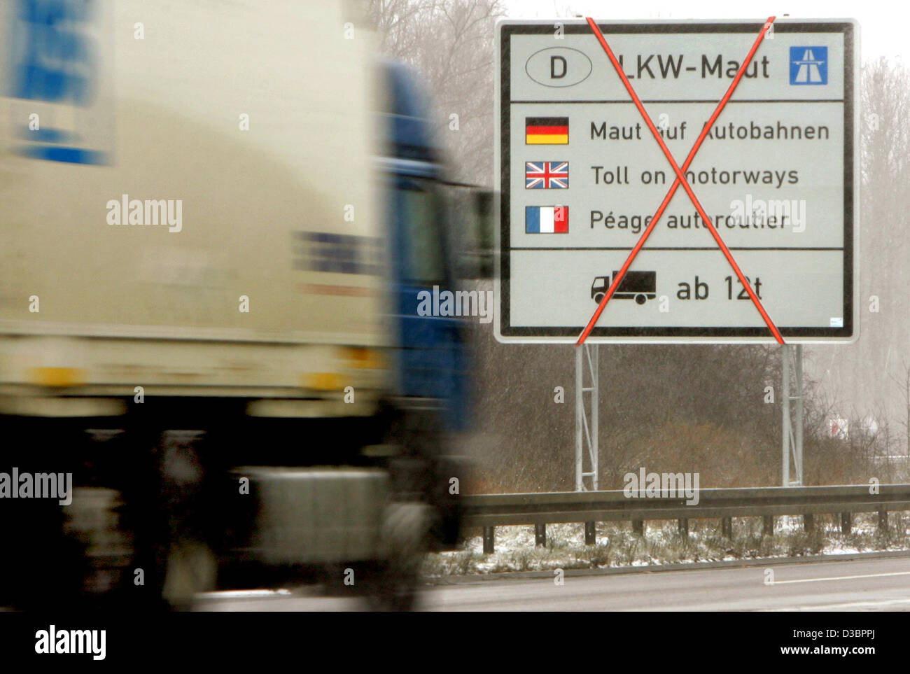 (Afp) - Un camion traverse un signe n'est pas encore valide en ce qui concerne le péage pour les camions sur les autoroutes allemandes sur l'autoroute A3 près de la frontière en German-Belgian Lichtenbusch, Allemagne, le 28 décembre 2004. Le système de péage Toll Collect' 'pour les camions sera lancé dans toute l'Allemagne le 1er janvier 2005. Banque D'Images