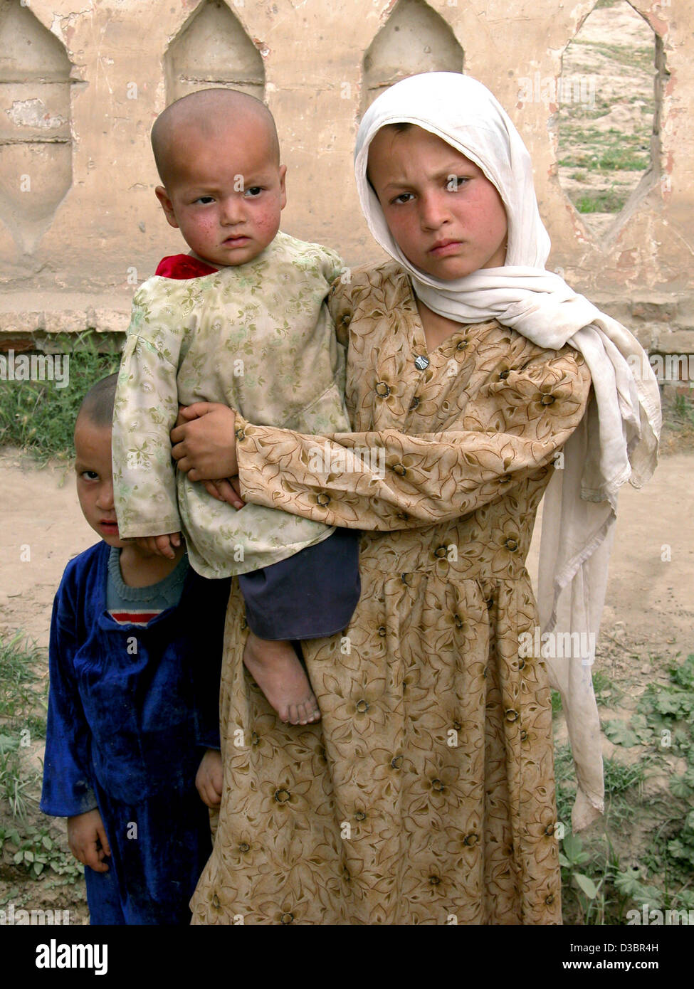 (Afp) - une jeune fille afghane avec ses frères et sœurs dans le RÉSÉ Saheb, Afghanistan, 21 avril 2004. Banque D'Images