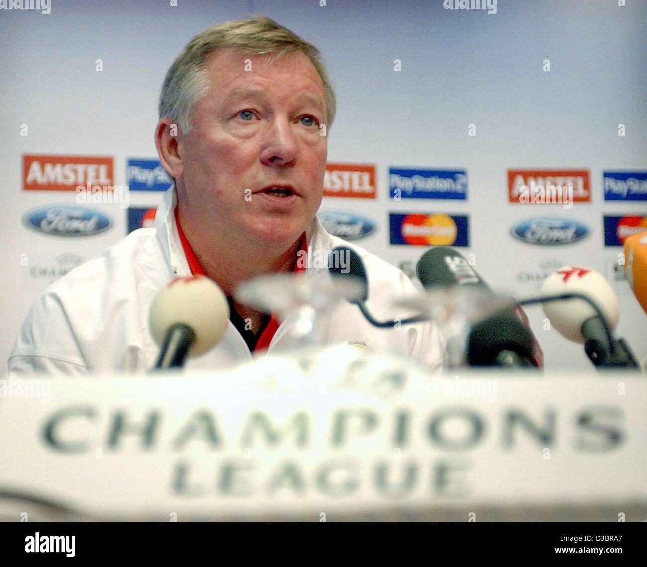 (Dpa) - Sir Alex Ferguson, l'entraîneur de l'Anglais de Manchester United Soccer Club, prend la parole lors d'une conférence de presse à l'avance de la Ligue des Champions match à Stuttgart, Allemagne, 30 septembre 2003. Banque D'Images