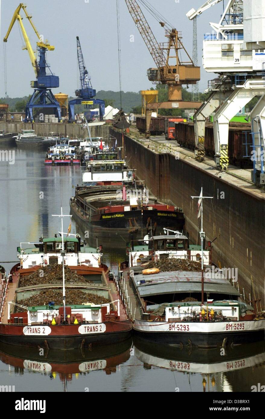 (Afp) - navires de fret se situent dans le port à Magdeburg, Allemagne, 30 juin 2003. Banque D'Images