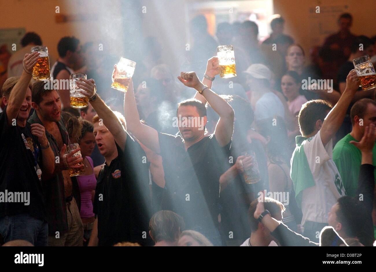 (Afp) - poutres apparentes du soleil le chapiteau sur la foule à l'Oktober Fest de Munich, 20 septembre 2003. L'Oktober Fest, qui traditionnellement a lieu sur le Theresienwiese (pré) Theresien à Munich, se déroule du 20 septembre au 5 octobre. C'est le plus grand des festiva Banque D'Images