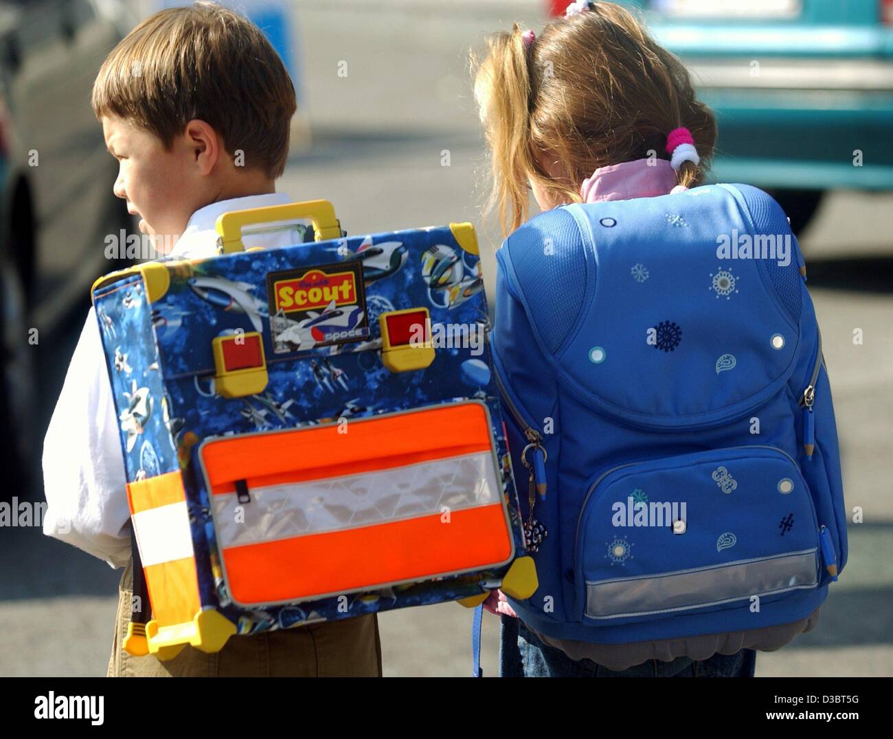 (Afp) - Deux enfants de l'école à pied accueil sur leur première journée d'école après six semaines de vacances d'été, à Dortmund, en Allemagne, le 16 septembre 2003. Banque D'Images