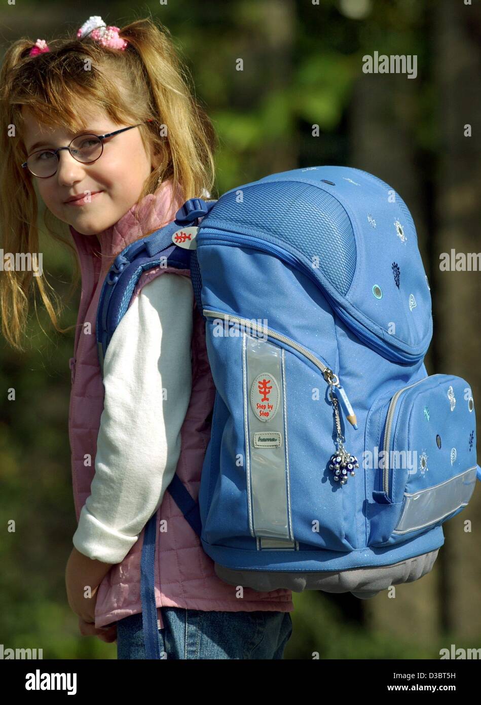 (Afp) - Sinem sourit en s'en allant à l'école à sa première journée d'école après six semaines de vacances d'été, à Dortmund, en Allemagne, le 16 septembre 2003. Banque D'Images
