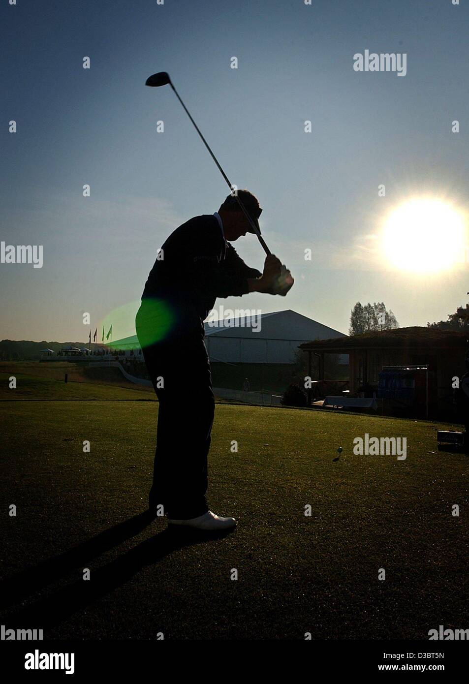 (Afp) - Colin Montgomerie golfeur d'Écosse tees au large dans le soleil du matin au cours d'une session de formation pour les maîtres allemands tournament à Pulheim, près de Cologne, Allemagne, 18 septembre 2003. Banque D'Images