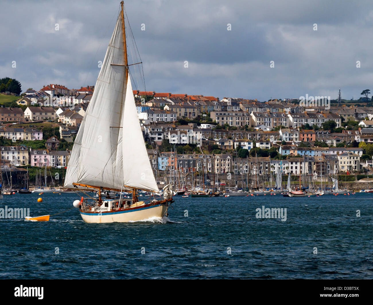 L'Yacht Springtide au départ le port de Falmouth. Banque D'Images