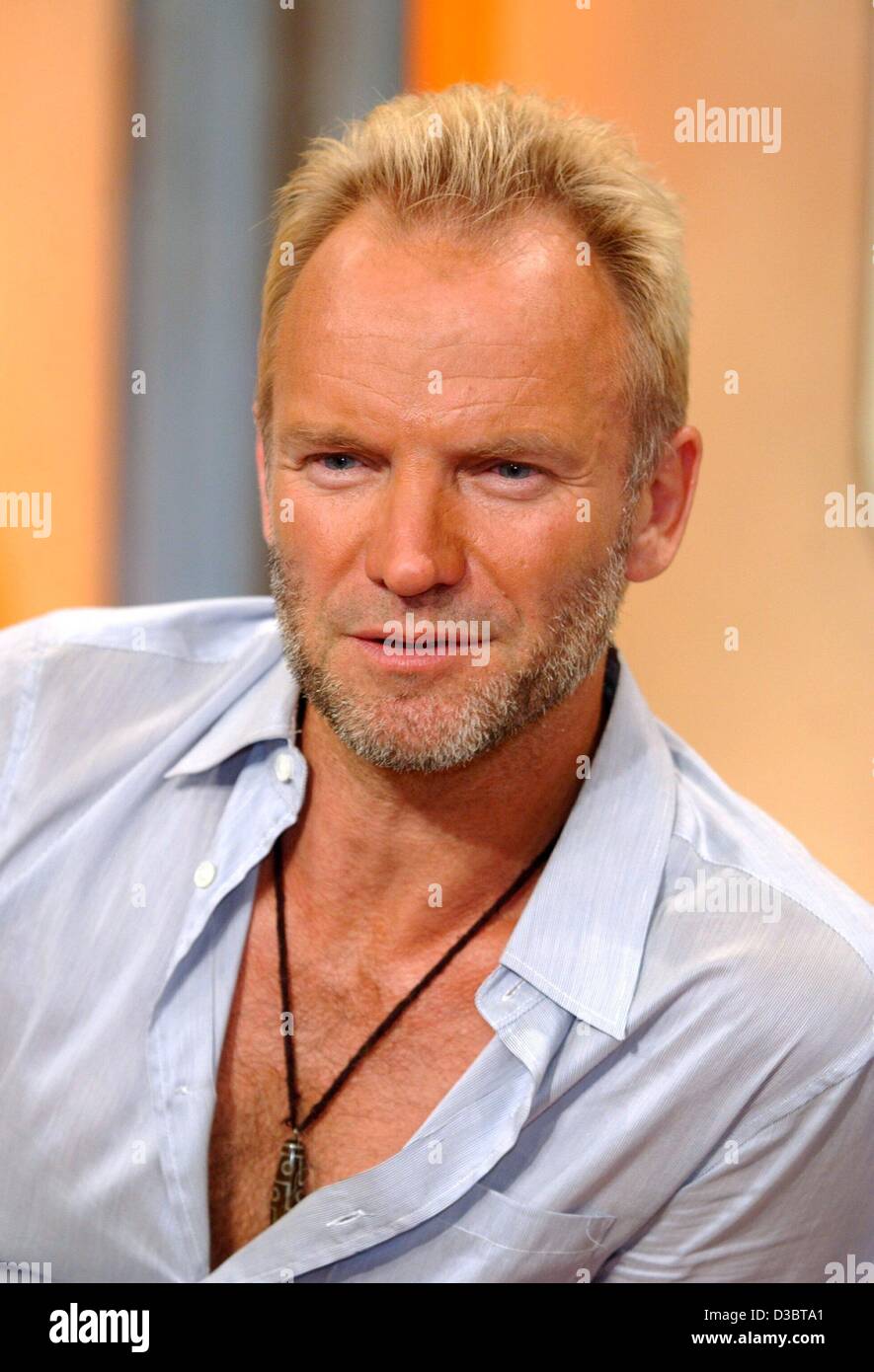(Afp) - La pop star Sting en photo pendant une émission de télévision à Cologne, Allemagne, 16 septembre 2003. Sting est venu en Allemagne pour promouvoir son dernier CD 'Your Love'. Banque D'Images